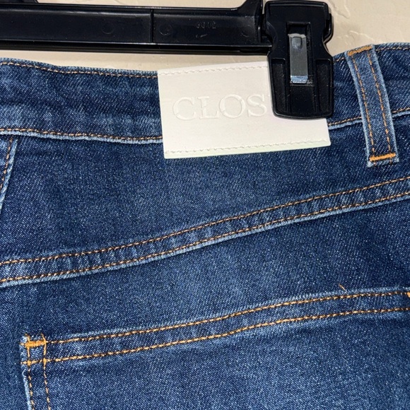 Closed barrel dark wash high rise cropped length jeans size 33 - Picture 5 of 7